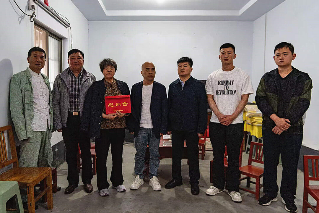 沂蒙老兵舍身救火殉职 各界领导慰问英雄家属